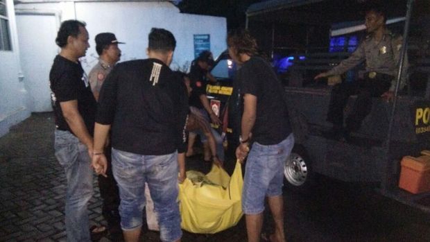 Polisi mengevakuasi mayat