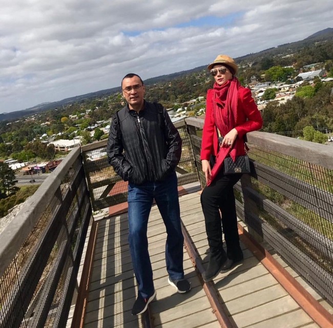 Marini Zumarnis liburan ke Australia dengan yang stylish mengenakan setelan celana hitam dan baju merah. Sling bag dari Chanel warna hitam ini menambah kesan elegan. Harganya sekitar US$ 5500 atau Rp 74 juta. Foto: Dok. Instagram