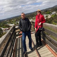 Marini Zumarnis liburan ke Australia dengan yang stylish mengenakan setelan celana hitam dan baju merah. Sling bag dari Chanel warna hitam ini menambah kesan elegan. Harganya sekitar US$ 5500 atau Rp 74 juta. Foto: Dok. Instagram