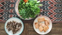 Ini adalah makanan sehat Andien. Terlihat ada ragam sayuran rebus dan juga ikan salmon. You Are What Your Mother Eat, tulis Andien dalam akun Instagramnya. Foto: Instagram Andien Aisyah