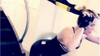 Olahraganya berupa circuit training dengan bimbingan personal trainer. Kebanyakan latihannya dilakukan di rumah. (Foto: Instagram/khloekardashian)