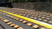 Sesampai di Pelabuhan Bakauheni, Lampung, anggota tim melihat sebuah mobil truk melintas dan kemudian memberhentikan truk tersebut.