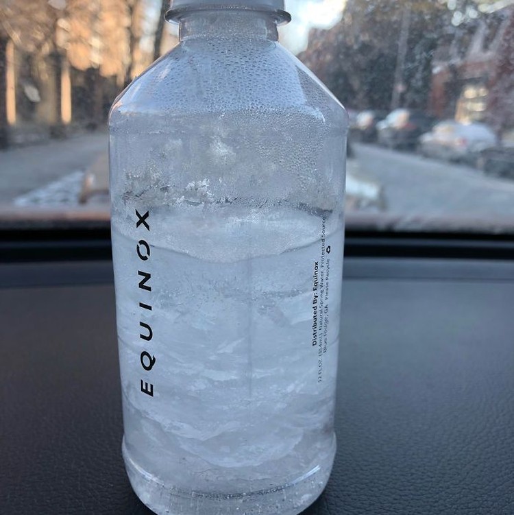Замерзла вода в бутылке