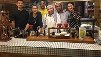 Di kedai kopi milik suaminya, Atiqah juga kerap mampir lho untuk menyesap kopi. Foto: Instagram Atiqah Hasiholan