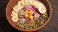 Ini dia hasil karya Andien membuat smoothies bowl sendiri untuk pertama kalinya. Terdiri dari ubi ungu, plain yogurt, pisang, buah naga, golden berrt (ciplukan) dan biji labu kuning. Foto: Instagram Andien Aisyah