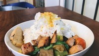 Egg meringue jadi salah satu menu makan siang penyanyi cantik ini. Menurut kami gimana? Foto: Instagram Andien Aisyah