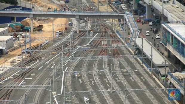 Foto aerial pembangunan Stasiun Mass Rapid Transit (MRT) Lebak Bulus, Jakarta, Jumat (29/12/2017). Pekerjaan konstruksi mass rapid transit (MRT) Jakarta fase I Lebak Bulus-Bundaran HI ditargetkan mencapai 90,14 persen pada akhir 2017. 
MRT Jakarta fase I direncanakan beroperasi pada Maret 2019, Uji cobanya dimulai pada Agustus 2018 di Depo Lebak Bulus.