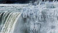Cuaca yang sangat dingin mengakibatkan Air Terjun Niagara dilapisi es. Suhunya bahkan mencapai -5 derajat Fahrenheit.