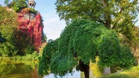 Parc des Buttes-Chaumont, Prancis. Taman yang terbilang paling curam di Paris ini tetap berada dijadikan rujukan oleh turis yang dibuka pada tahun 1867 masa pemerintahan Napoleon III. Didalamnya ada sebuah gua, danau, air terjun hingga kuil (Dok. Thinkstock)