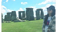 Tak ketinggalan, Sora Aoi juga berpose di depan Stonehenge. (Instagram/Sora Aoi)