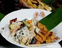 Wah, Gurih Semerbak Opor Ayam Bakar dari Sunggingan!