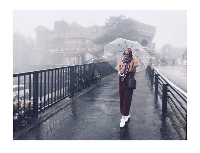 Zaskia Sungkar tampil stylish mengenakan tas ransel mini dari Louis Vuitton seharga US$ 1940 atau sekitar Rp 26 jutaan saat liburan ke Jepang.  Foto: Dok. Instagram