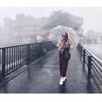 Zaskia Sungkar tampil stylish mengenakan tas ransel mini dari Louis Vuitton seharga US$ 1940 atau sekitar Rp 26 jutaan saat liburan ke Jepang.  Foto: Dok. Instagram