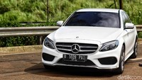 Lampu depan sedan ini sudah mengusung LED.