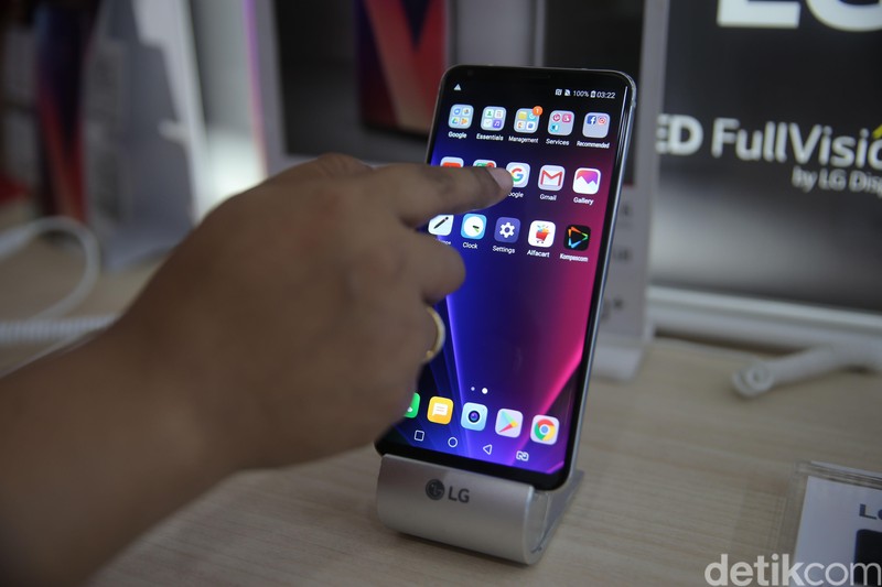 Ponsel pintar LG mulai menyapa pasar Indonesia. LG V30 PLUS yang merupakan ponsel pintar pertama di dunia dengan layar OLED Full Vision.