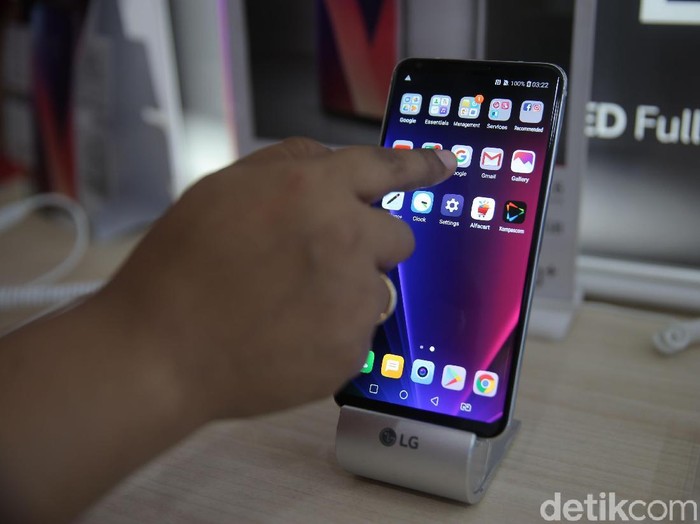 Ponsel pintar LG mulai menyapa pasar Indonesia. LG V30 PLUS yang merupakan ponsel pintar pertama di dunia dengan layar OLED Full Vision.