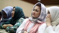 Sang istri Deisti Astriani Tagor, terlihat mendampingi Novanto selama sidang.