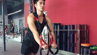 Pria berusia 25 tahun ini selalu menjaga kebugaran tubuhnya dengan workout di gym. Foto: Instagram/@kennyauztin