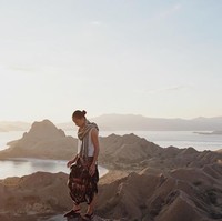 Ketika bepergian, busana berwarna netral memang paling tepat diandalkan. Agar gaya lebih menarik, Anda bisa menambahkan bawahan bermotif dan syal seperti Putri Marino. Foto: Instagram Putri Marino