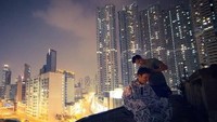 Ia juga dikenal dengan Nomad Barber. Artinya adalah manusia yang suka berpindah-pindah dan tukang cukur. Sebut saja Cappadocia di Turki, Irlandia, Dubai pernah ia sambangi (Nomad Barber)