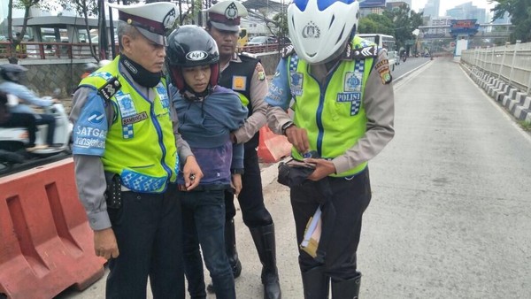 Pemotor Bawa Ganja Nyelonong Masuk Busway dan Tabrak Polisi