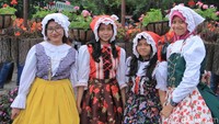 Yang lebih menariknya lagi, para wisatawan dapat menyewa baju khas Belanda. Lengkap dengan topi dan payungnya (Wisma Putra/detikTravel)