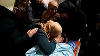 Ibunda Musab mencium sang anak yang tewas usai ditembak militer Israel.