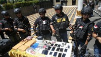 Beberapa barang bukti lain juga diperlihatkan kepada awak media.