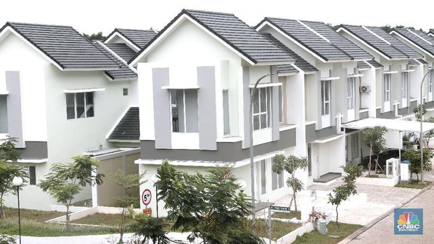 Ilustrasi rumah Komersial Awal Desember 2017, Kementerian Pekerjaan Umum dan Perumahan Rakyat (PUPR) mencatat capaian Program Satu Juta Rumah sebanyak 765.120 unit rumah, didominasi oleh pembangunan rumah bagi masyarakat berpenghasilan rendah (MBR) sebesar 70 persen, atau sebanyak 619.868 unit, sementara rumah non-MBR yang terbangun sebesar 30 persen, sebanyak 145.252 unit.Program Satu Juta Rumah yang dicanangkan oleh Presiden Joko Widodo, sekitar 20 persen merupakan rumah yang dibangun oleh Kementerian PUPR berupa rusunawa, rumah khusus, rumah swadaya maupun bantuan stimulan prasarana dan utilitas (PSU), 30 persen lainnya dibangun oleh pengembang perumahan subsidi yang mendapatkan fasilitas KPR FLPP, subsisdi selisih bunga dan bantuan uang muka. Selebihnya dipenuhi melalui pembangunan rumah non subsidi oleh pengembang.Ketua Umum Asosiasi Pengembang Perumahan dan Pemukiman Seluruh Indonesia (Apersi) Junaidi Abdillah mengungkapkan, rumah tapak masih digemari kelas menengah ke bawah.Kontribusi serapan properti oleh masyarakat menengah ke bawah terhadap total penjualan properti mencapai 70%.Serapan sebesar 200.000 unit ini, akan terus meningkat pada tahun 2018 menjadi 250.000 unit.