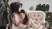 Sejumlah selebriti cantik memutuskan berhijab di 2018, salah satunya Fenita Arie. Mundur dari host gosip, Fenita Arie langsung mantap mengenakan hijab. Ini adalah momen-momen pertama ketika pengumuman Fenita mengenakan jilbab. Foto: Dok. Instagram