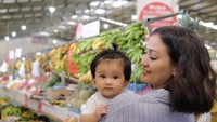Ini potret kebersamaan Atiqah dan Salma saat di pasar. Atiqah sibuk berbelanja bahan untuk Makanan Pendamping ASI (MPASI) anaknya. Foto: Instagram Atiqah Hasiholan