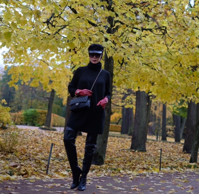 Ini gaya stylish Okky Asokawati saat pergi berlibur ke St. Petersburg, Rusia. Ia tampil stylish dalam setelan serba hitam dan membawa sling bag klasik dari Chanel. Harganya sekitar Rp 80 jutaan. Foto: Dok. Instagram