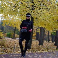 Ini gaya stylish Okky Asokawati saat pergi berlibur ke St. Petersburg, Rusia. Ia tampil stylish dalam setelan serba hitam dan membawa sling bag klasik dari Chanel. Harganya sekitar Rp 80 jutaan. Foto: Dok. Instagram