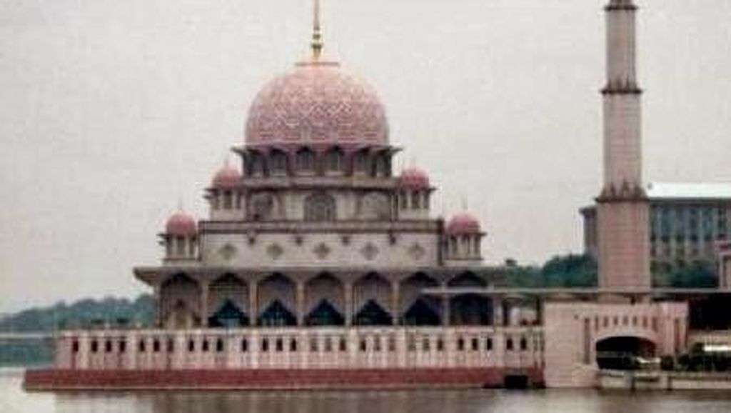 Dikelilingi Danau, Berwarna Pink, Ini Dia Masjid Putra di Malaysia.