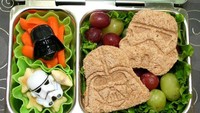 Bento bertema Star Wars ini juga sangat unik dan cocok disajikan untuk si kecil. Roti gandum hingga puding dibuat mirip dengan karakter Darth Vader dan juga Stormtrooper. Foto: Istimewa