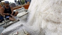 Penggunaan cantrang sendiri dilarang lantaran dianggap tak ramah lingkungan karena hasil tangkapan yang didapat tak hanya menjaring ikan yang bernilai ekonomis saja, namun juga biota laut lain juga ikut terjaring oleh cantrang. Hal ini pun diyakini bisa mengganggu ekosistem dan keberlanjutan laut Indonesia secara keseluruhan jika terus menerus dilakukan. Pasalnya jaring cantrang yang ditarik dengan kapal yang bergerak itu mampu menangkap semua biota laut yang berada di dasar perairan.