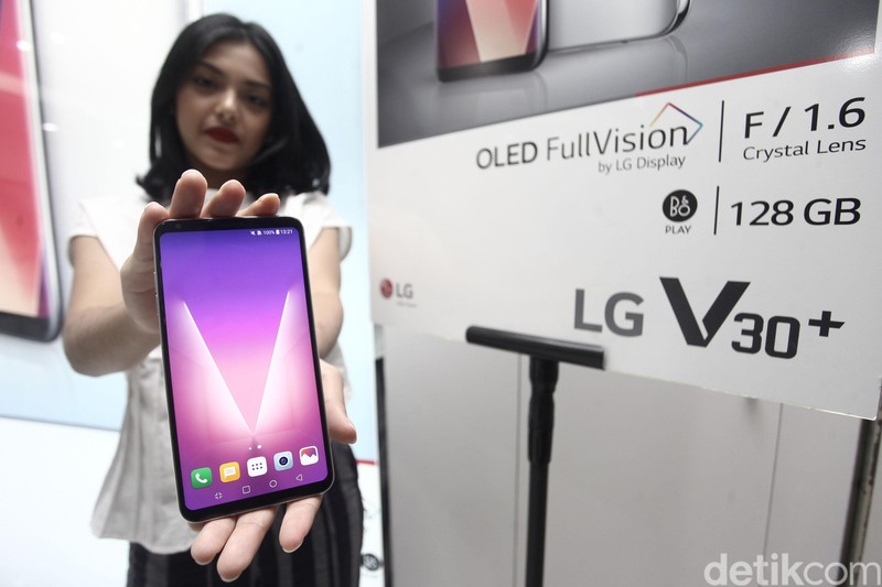 Ponsel pintar LG mulai menyapa pasar Indonesia. LG V30 PLUS yang merupakan ponsel pintar pertama di dunia dengan layar OLED Full Vision.