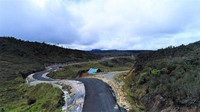 Jalan lainnya yang cukup menantang untuk dilalui adalah Jalan Trans Papua yang melintasi daerah perbukitan yang sepi pemukiman. Pool/Bina Marga.