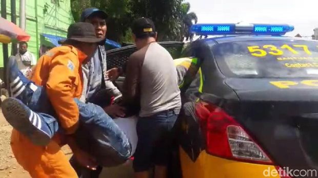 Penumpang yang pingsan dibawa untuk mendapatkan perawatan