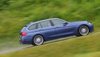 Mobil itu adalah Alpina B5 bi-Turbo. Mobil diklaim bisa berlari sampai kecepatan 200 mil per jam atau sekitar 321 km per jam. Mobil tersebut menawarkan kombinasi kenyamanan, mewah, dan performa tinggi. ALPINA B5 Bi-Turbo merupakan penyempurnaan dari seri terakhir BMW 5-Series yang menyediakan teknologi tinggi untuk kendaraan. Dok. Alpina.