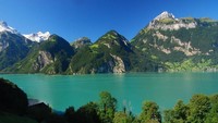 Ini adalah danau Lucerne yang masuk dalam lokasi resor Brunnenn di Swiss. Danau tampak begitu bersih ditambah dengan udara yang sejuk.