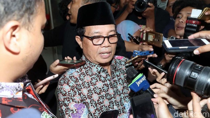 Wagub Jambi Usai Jalani Pemeriksaan di KPK

Wakil Gubernur Jambi Fachrori Umar usai menjalani pemeriksaan di gedung KPK, Jakarta, Kamis (4/1/2018). Wakil Gubernur Jambi Fachrori Umar memenuhi panggilan KPK terkait kasus suap pemulusan pengesahan APBD. Fachrori diperiksa sebagai saksi untuk tersangka Asisten Daerah III Pemprov Jambi Saifudin. Grandyos Zafna/detikcom