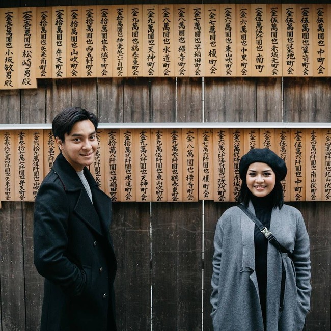 Suami penyanyi Mytha Lestari, Barry Maheswara juga ganteng meski bukan dari kalangan selebriti. Foto: Instagram