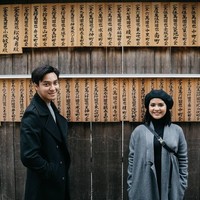Suami penyanyi Mytha Lestari, Barry Maheswara juga ganteng meski bukan dari kalangan selebriti. Foto: Instagram