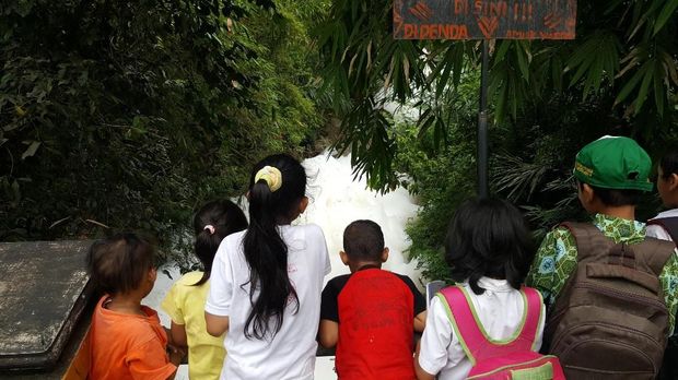 Banyak warga melihat gunungan busa