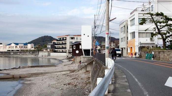 Jepang merupakan negara yang memiliki banyak rumah unik. Kali ini ada satu rumah kecil di pinggir pantai yang menghadap langsung Gunung Fuji. Rumah ini bentuknya seperti jajaran genjang dengan satu jendela besar menghadap pantai dan satu lagi menghadap jalanan. Dengan jendela itu maka terlihat pemandangan Gunung Fuji dari dalam ruangan dan orang di luar bisa melihat ke dalam ruangan. Tentu rumah ini tidak cocok bagi kalian yang pemalu.