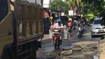 Ban Bekas Tambal Lobang Jalan Rusak di Bekasi