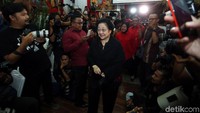 Sementara itu, Ketua Umum PDIP Megawati Soekarno Putri hadir dengan mengenakan kemeja safari hitam.
