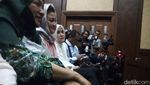 Foto: Tak Ada Idrus di Samping Ny Deisti Saat Hadiri Sidang Novanto