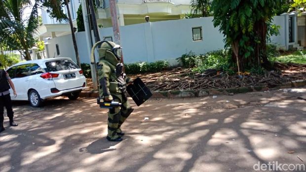Paket mencurigakan yang diterima di rumah dinas Dubes Myanmar untuk Indonesia, Ei Ei Khin Aye ternyata berisi pakaian
